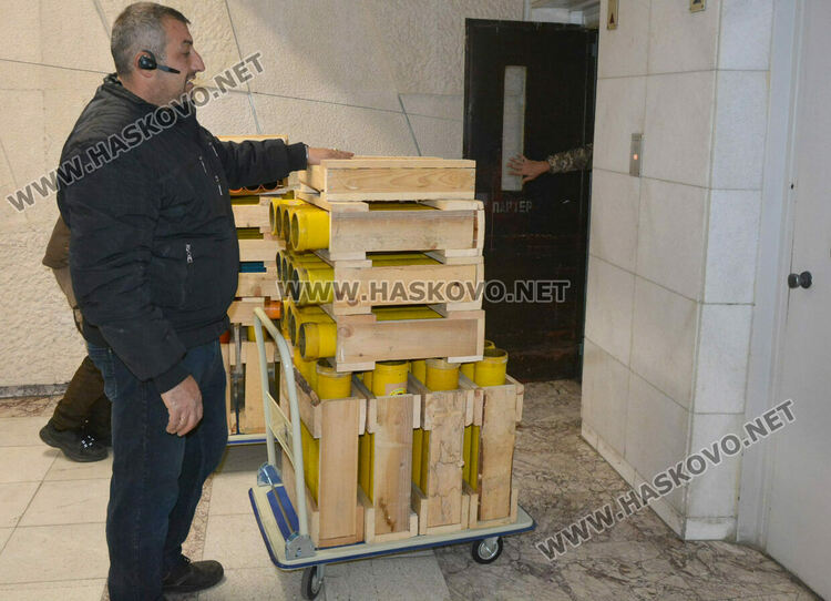 Доставиха зарята за тържественото запалване светлините на елхата в Хасково