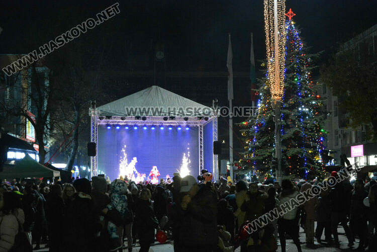 Хасковлии посрещнаха Дядо Коледа на запалването светлините на елхата