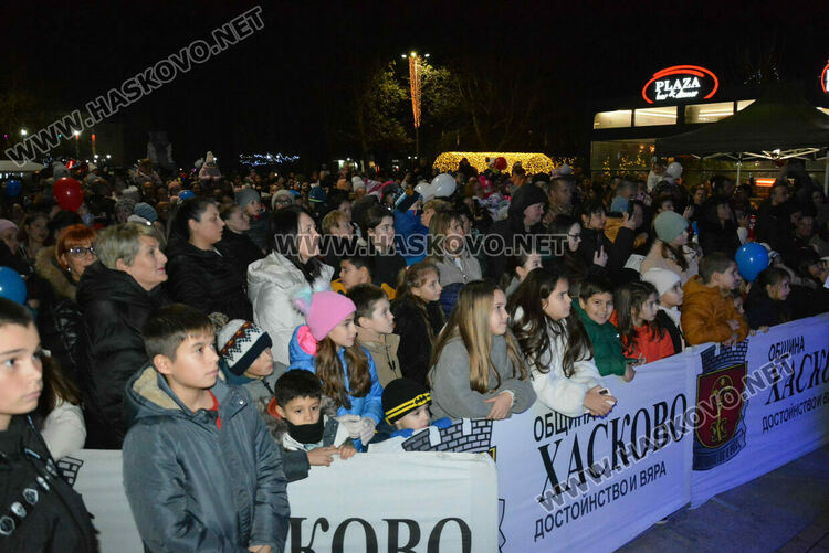 Хасковлии посрещнаха Дядо Коледа на запалването светлините на елхата
