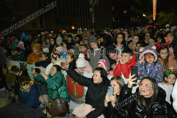 Хасковлии посрещнаха Дядо Коледа на запалването светлините на елхата