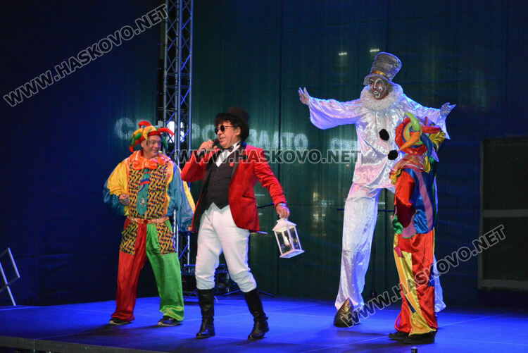 Хасковлии посрещнаха Дядо Коледа на запалването светлините на елхата