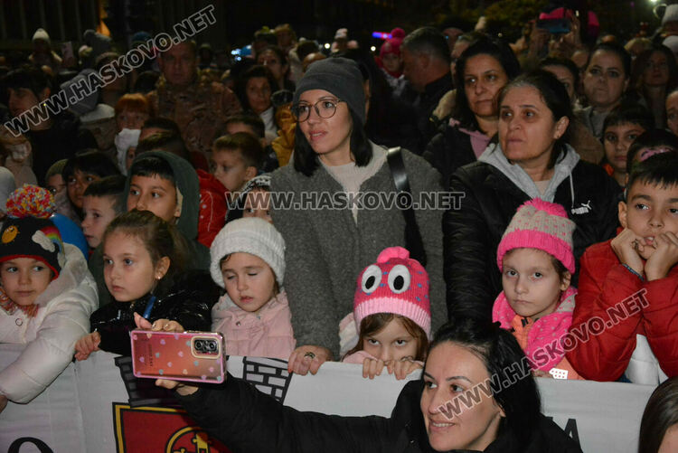 Хасковлии посрещнаха Дядо Коледа на запалването светлините на елхата