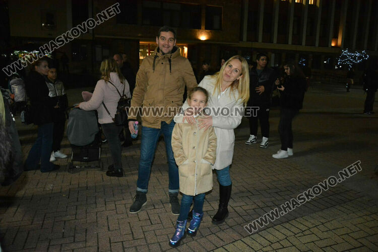 Хасковлии посрещнаха Дядо Коледа на запалването светлините на елхата