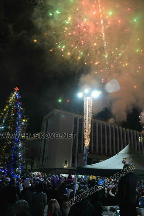 Хасковлии посрещнаха Дядо Коледа на запалването светлините на елхата