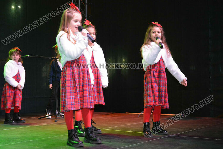 Хасковлии посрещнаха Дядо Коледа на запалването светлините на елхата