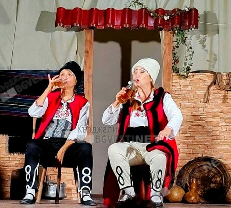 От днес   пчеларовската трупа „Арт - кошер" тръгва на турне в страната с постановката си  " Женско царство" на Ст.Л. Костов