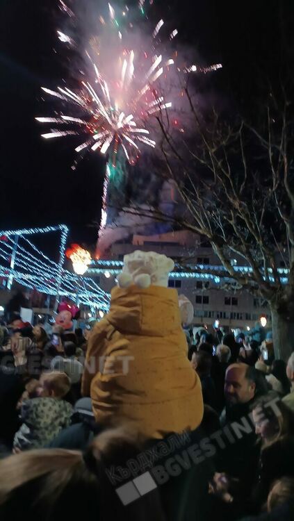 Кметът Ерол Мюмюн и Дядо Коледа запалиха светлините на коледната елха в Кърджали/снимки/