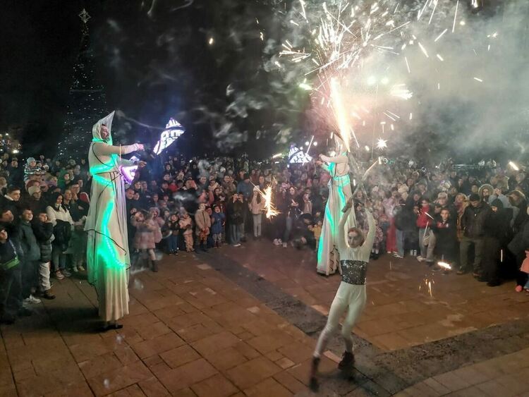 Коледното дърво в Асеновград заблестя