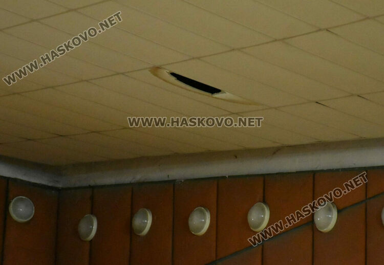 Покривът на зала „Дружба“ прокапа за пореден път