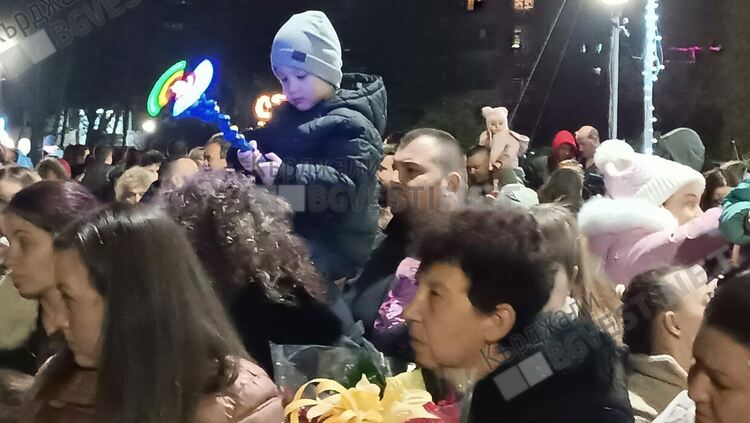 Кметът Ерол Мюмюн и Дядо Коледа запалиха светлините на коледната елха в Кърджали/снимки/