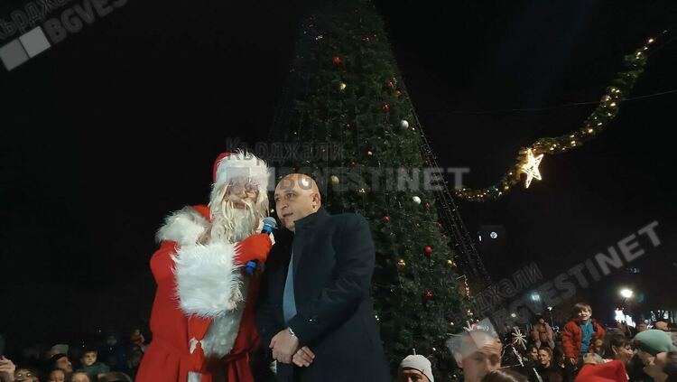 Кметът Ерол Мюмюн и Дядо Коледа запалиха светлините на коледната елха в Кърджали/снимки/