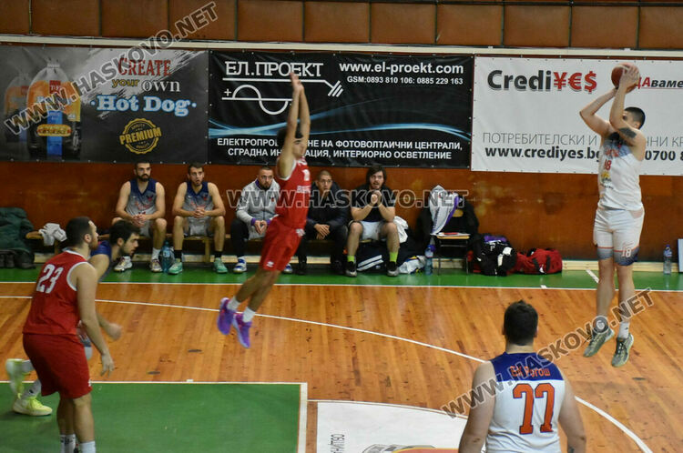 Покривът на зала „Дружба“ прокапа за пореден път