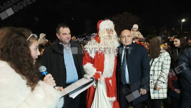 Кметът Ерол Мюмюн и Дядо Коледа запалиха светлините на коледната елха в Кърджали/снимки/