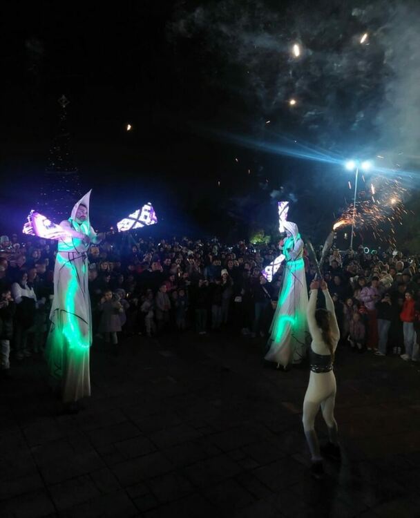 Коледното дърво в Асеновград заблестя