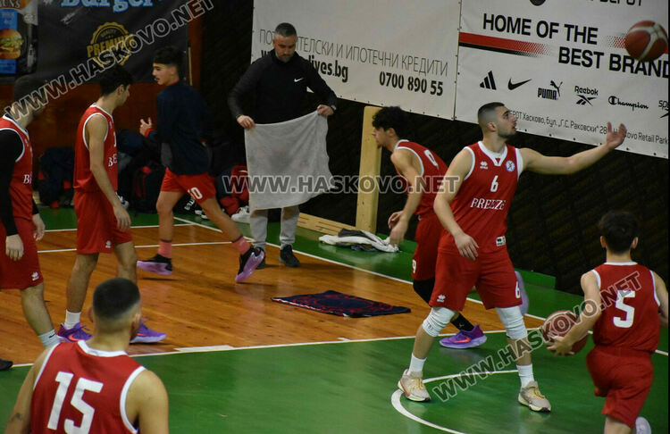 Покривът на зала „Дружба“ прокапа за пореден път