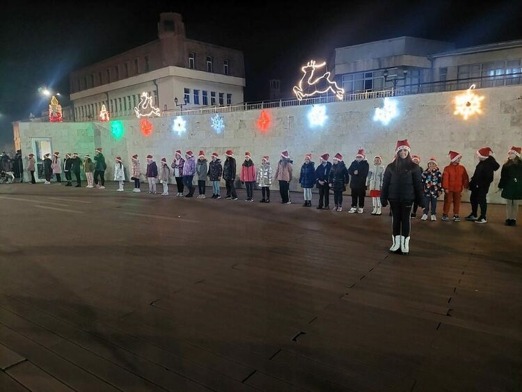 Коледното дърво в Асеновград заблестя