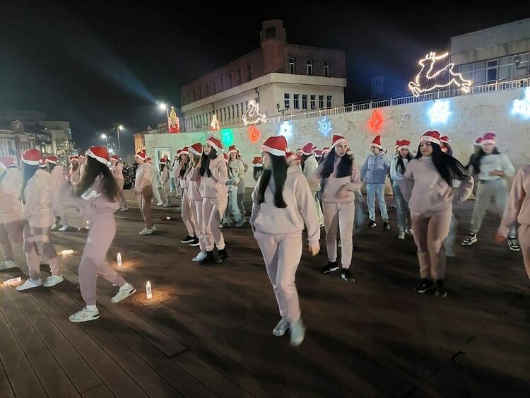 Коледното дърво в Асеновград заблестя