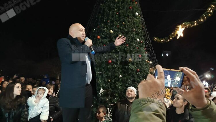Кметът Ерол Мюмюн и Дядо Коледа запалиха светлините на коледната елха в Кърджали/снимки/