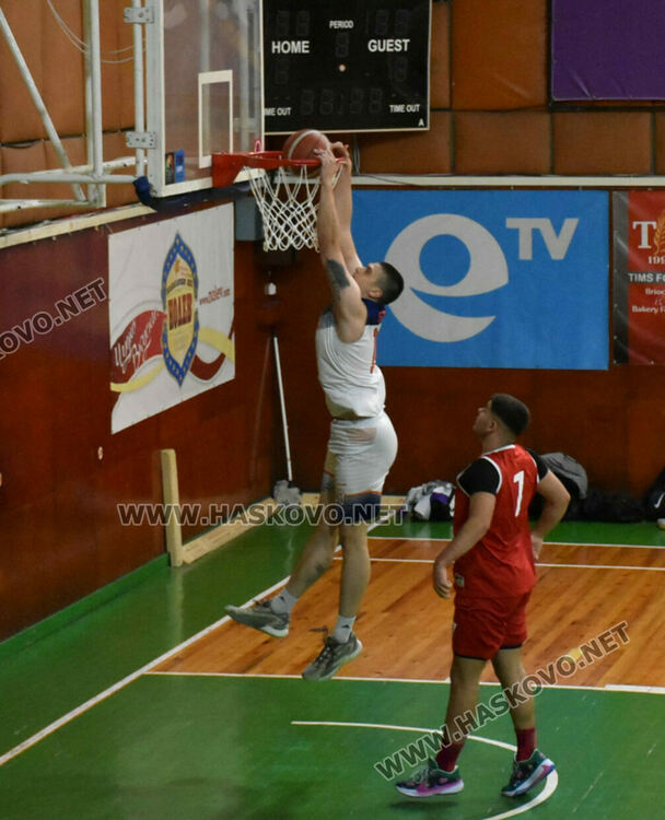 Покривът на зала „Дружба“ прокапа за пореден път