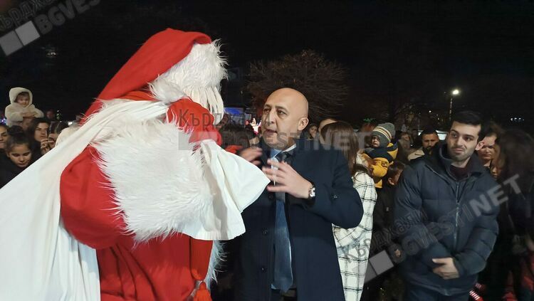 Кметът Ерол Мюмюн и Дядо Коледа запалиха светлините на коледната елха в Кърджали/снимки/