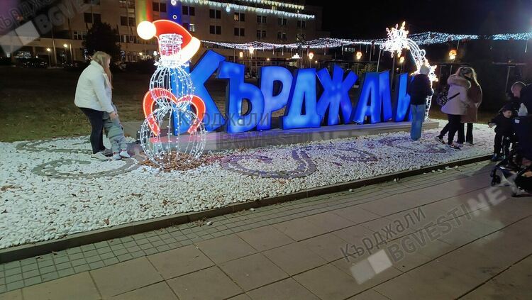 Кметът Ерол Мюмюн и Дядо Коледа запалиха светлините на коледната елха в Кърджали/снимки/