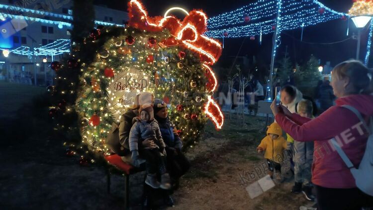 Кметът Ерол Мюмюн и Дядо Коледа запалиха светлините на коледната елха в Кърджали/снимки/