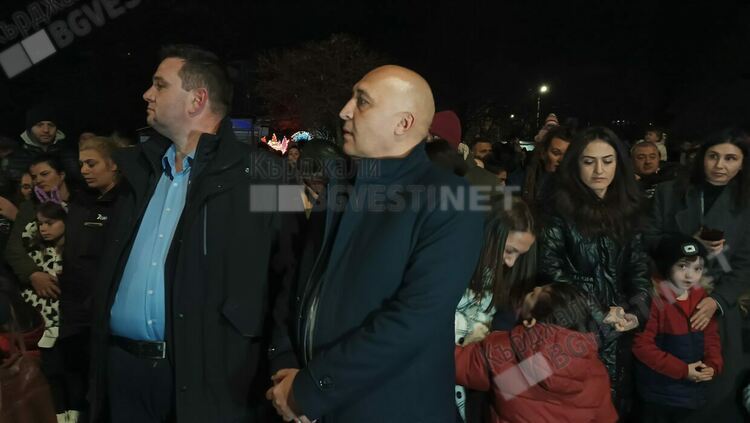 Кметът Ерол Мюмюн и Дядо Коледа запалиха светлините на коледната елха в Кърджали/снимки/