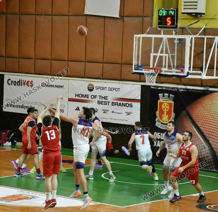 Покривът на зала „Дружба“ прокапа за пореден път