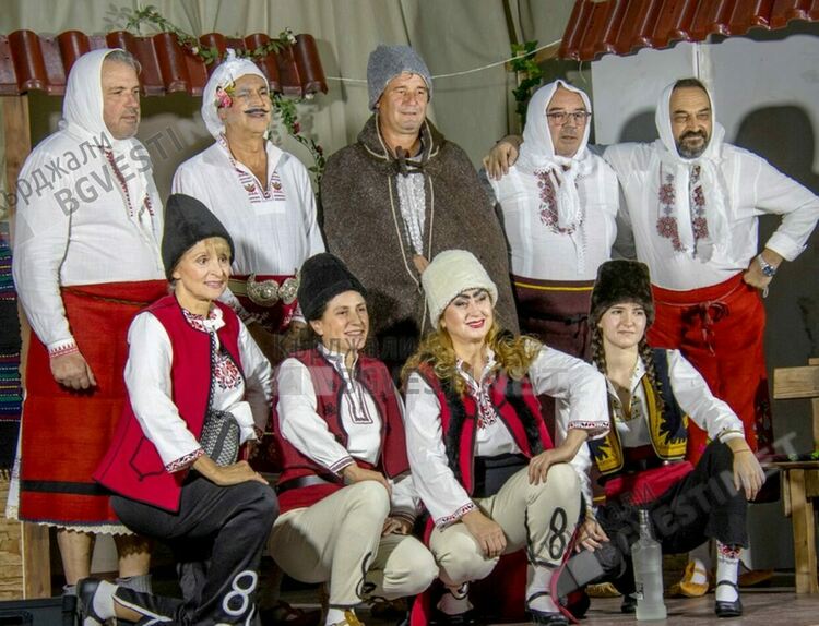 От днес   пчеларовската трупа „Арт - кошер" тръгва на турне в страната с постановката си  " Женско царство" на Ст.Л. Костов