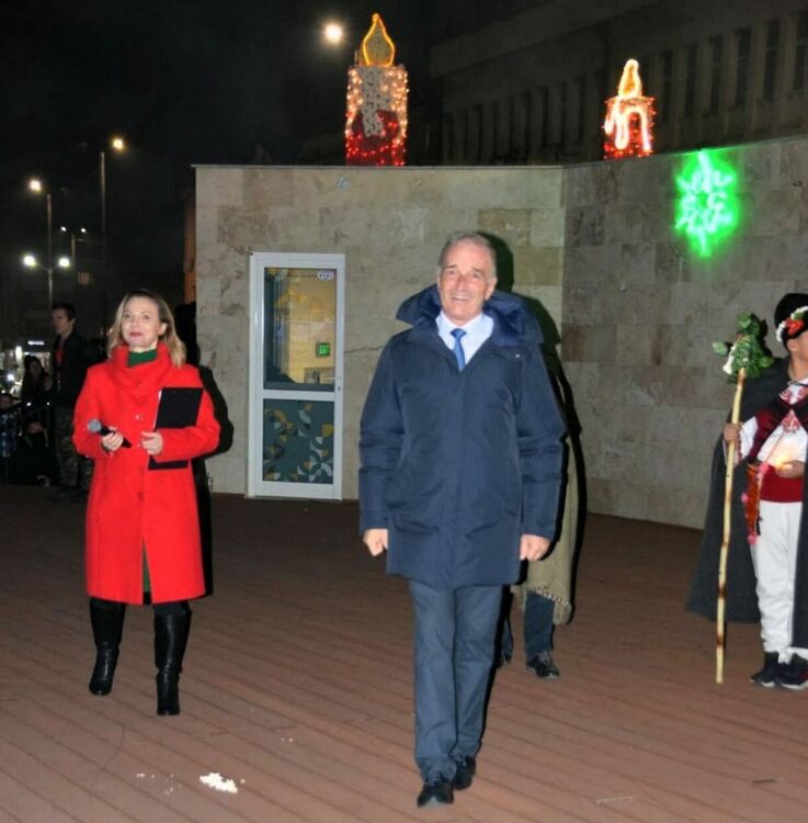 Коледното дърво в Асеновград заблестя