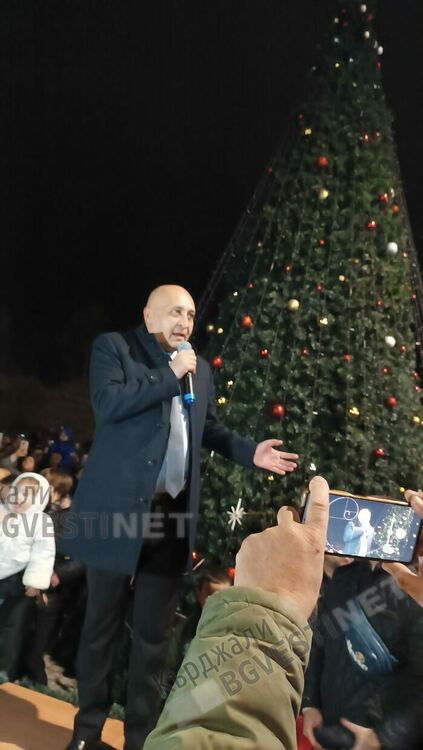 Кметът Ерол Мюмюн и Дядо Коледа запалиха светлините на коледната елха в Кърджали/снимки/
