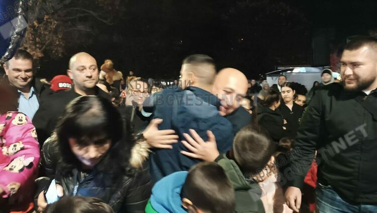 Кметът Ерол Мюмюн и Дядо Коледа запалиха светлините на коледната елха в Кърджали/снимки/