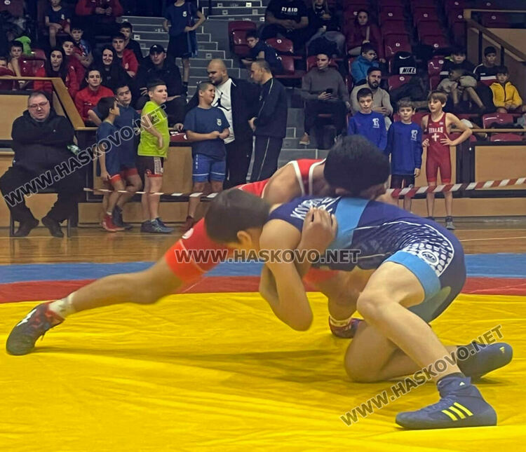 Борци от пет държави излязоха на тепиха в Димитровград