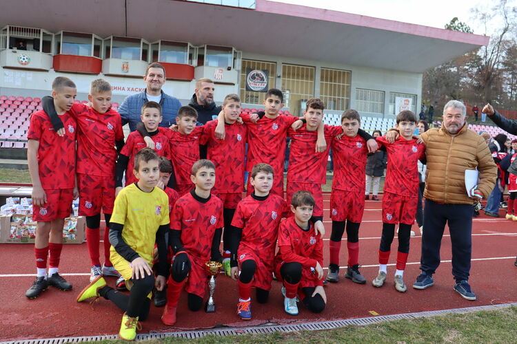 Кметът Станислав Дечев награди бъдещи футболни звезди