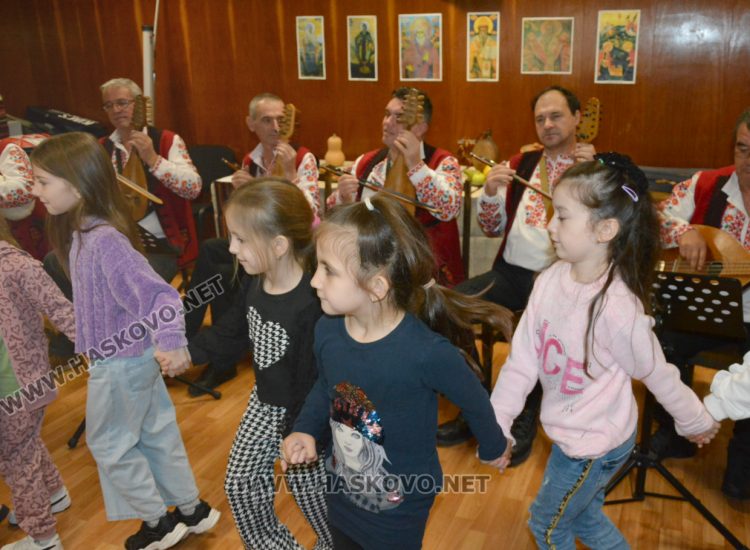 Над 1000 деца се запознават с автентичния български фолклор с „Коледа в музея“