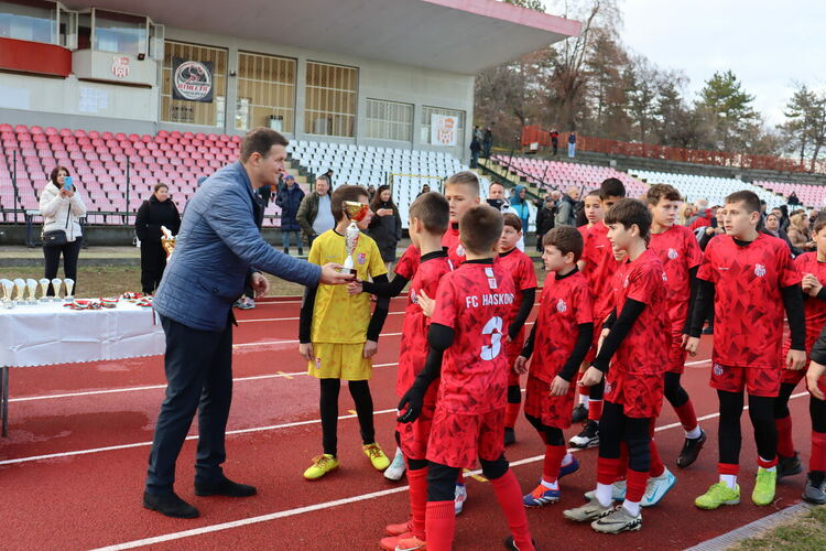 Кметът Станислав Дечев награди бъдещи футболни звезди