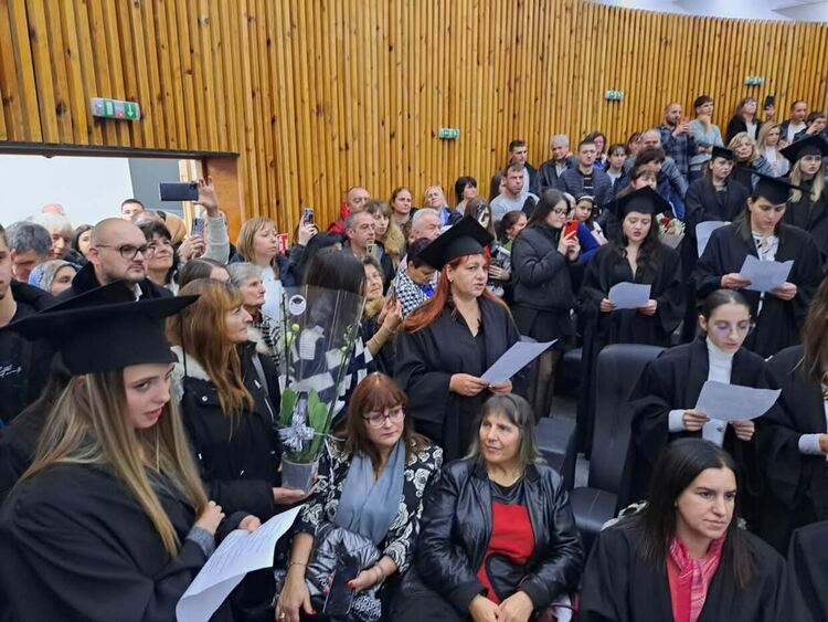 Абсолвентите от 59-тия випуск на Филиала на ПУ „П. Хилендарски“ в Смолян получиха своите дипломи