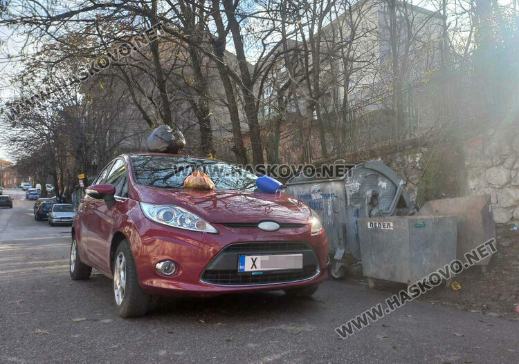 Наказание: Затрупаха с боклуци кола, паркирана пред контейнери в Хасково