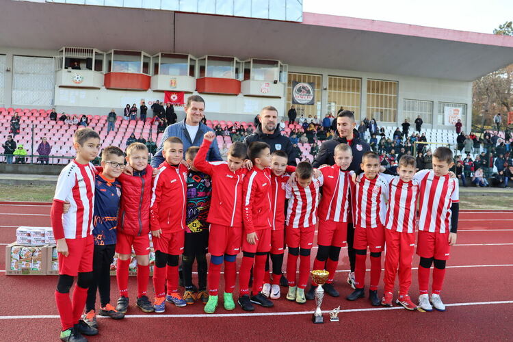 Кметът Станислав Дечев награди бъдещи футболни звезди