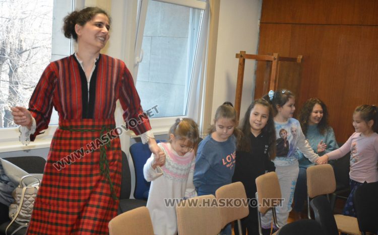 Над 1000 деца се запознават с автентичния български фолклор с „Коледа в музея“