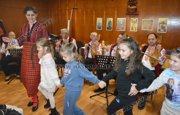 Над 1000 деца се запознават с автентичния български фолклор с „Коледа в музея“