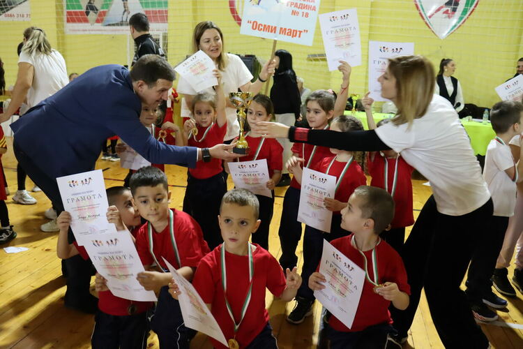 Деца и родители се включиха в най-щурото и най-оспорваното състезание в Хасково - Спортист на градината