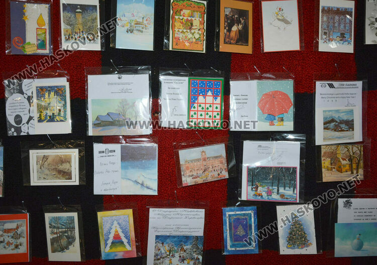 Златка Господинова представя изложба от носии и картички в библиотеката в Хасково