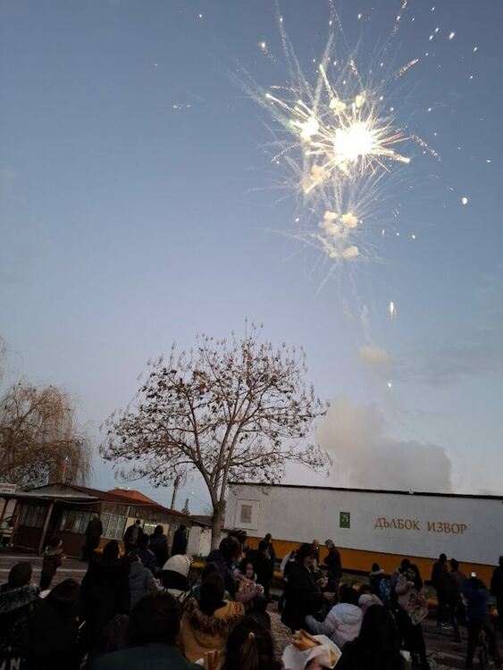 В Дълбок извор поставиха началото на сезона на коледните вълшебства