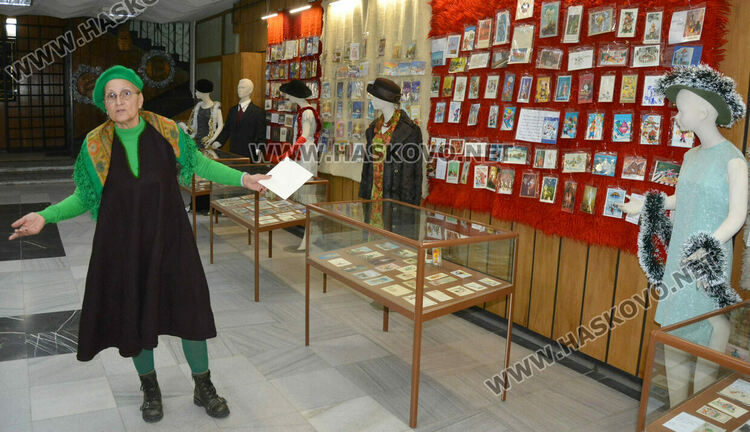 Златка Господинова представя изложба от носии и картички в библиотеката в Хасково