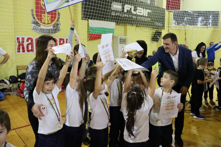 Деца и родители се включиха в най-щурото и най-оспорваното състезание в Хасково - Спортист на градината