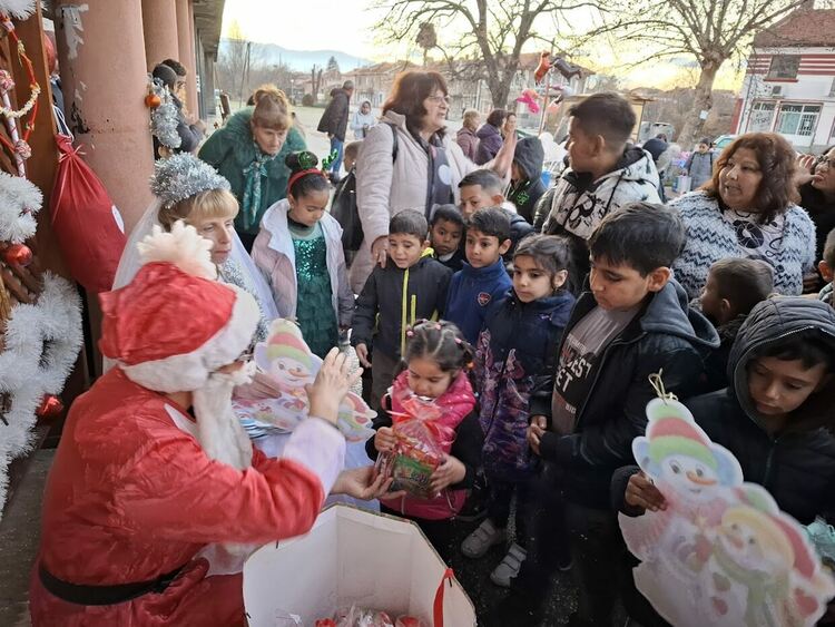 В Дълбок извор поставиха началото на сезона на коледните вълшебства