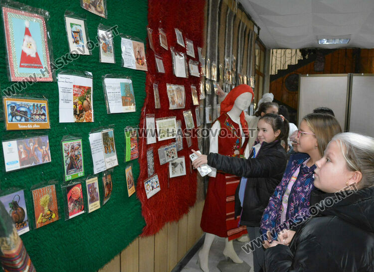 Златка Господинова представя изложба от носии и картички в библиотеката в Хасково