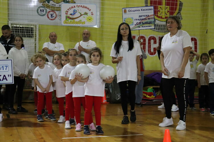 Деца и родители се включиха в най-щурото и най-оспорваното състезание в Хасково - Спортист на градината