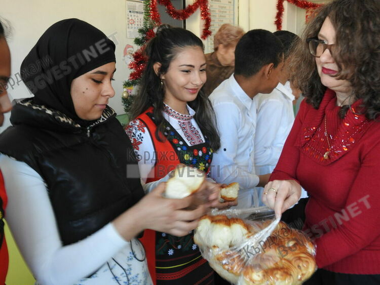 Магия на хляба в ОУ”П.Яворов”,деца и родители споделиха как се меси насъщния в кв.”Боровец” на Кърджали